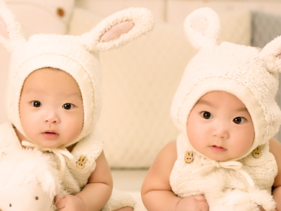 着ぐるみを着た双子の幼児
